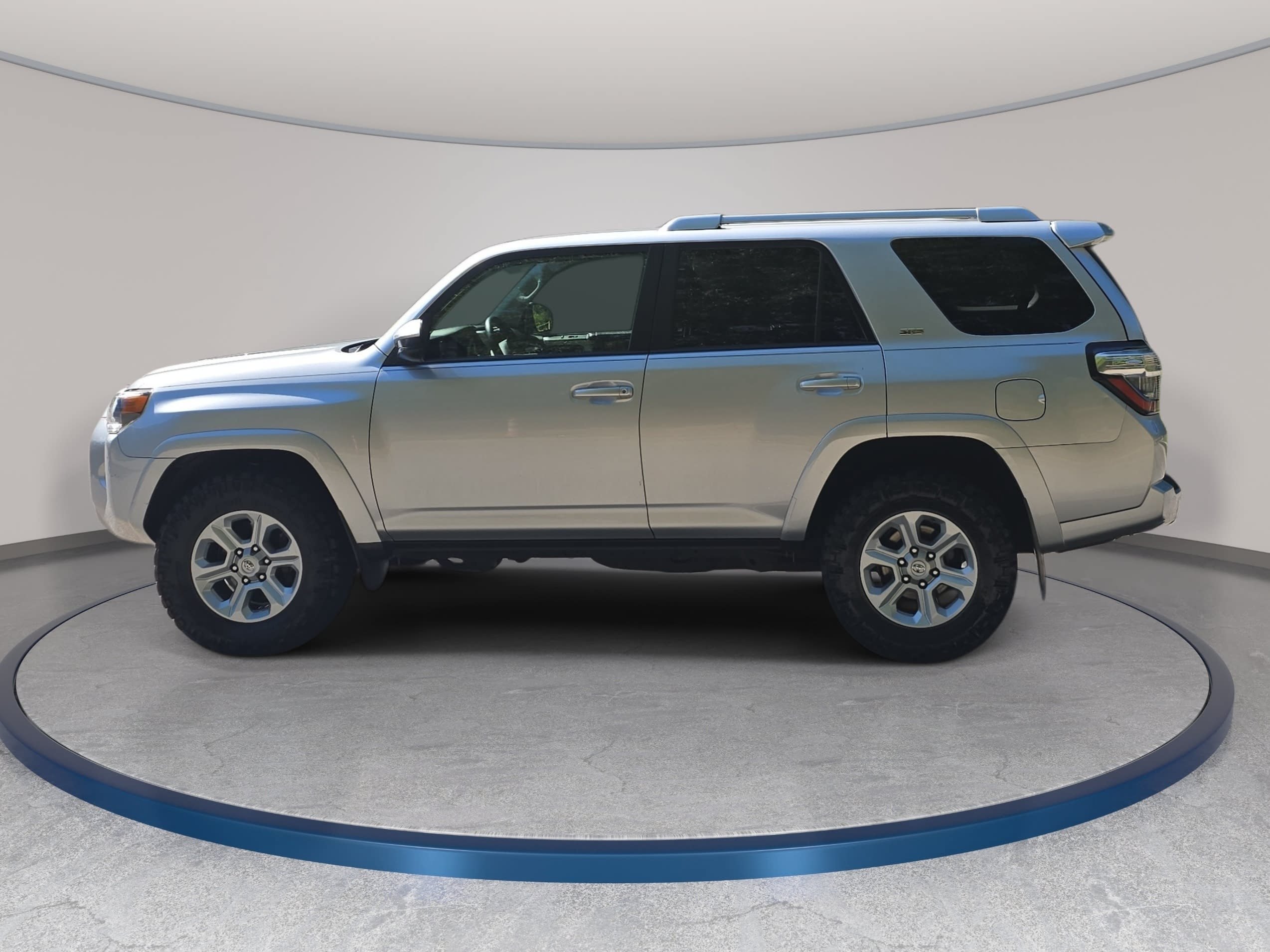 Used 2017 Toyota 4Runner SR5 AWD/4WD image 8