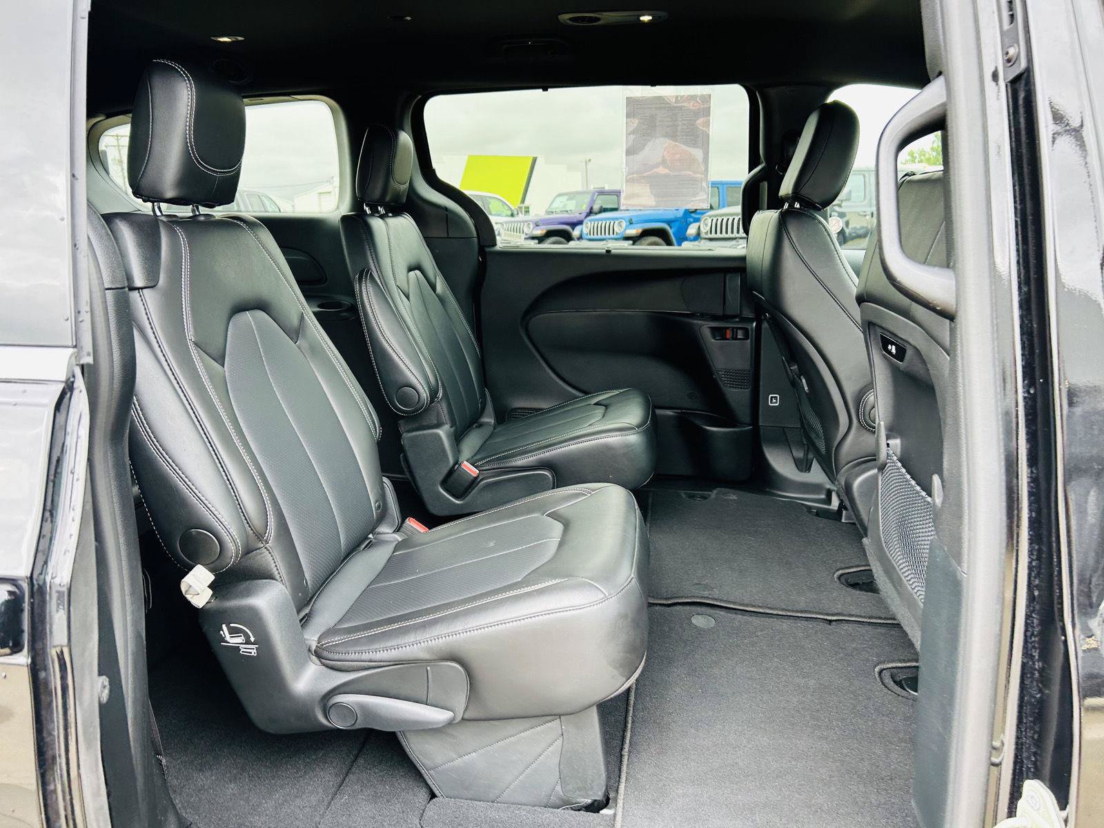 Used 2025 Chrysler Pacifica Select FWD image 30
