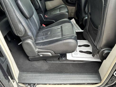 Used 2013 Chrysler Town & Country Touring FWD image 11