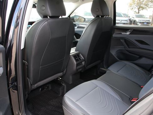 New 2026 Volkswagen Tiguan SE FWD image 26