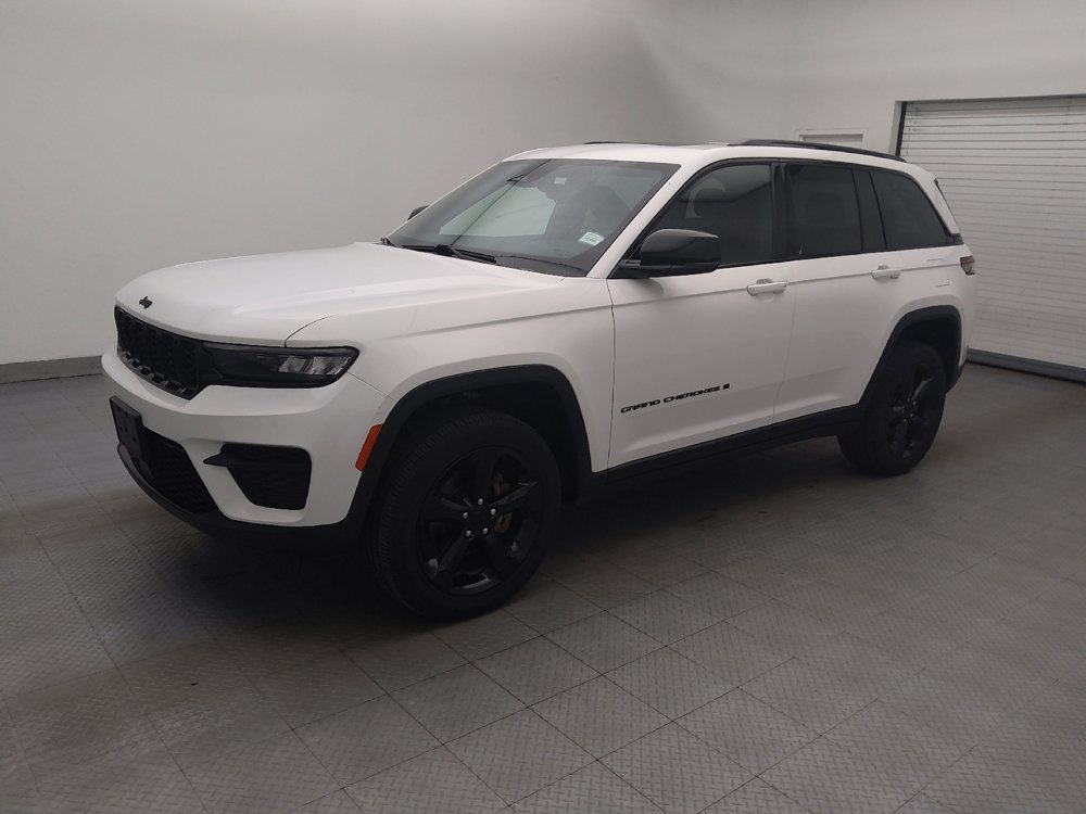 Used 2023 Jeep Grand Cherokee Altitude AWD/4WD image 2