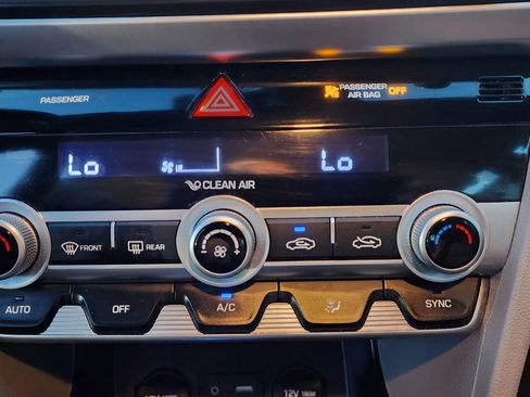 Used 2020 Hyundai Elantra SE w/ Winter Weather Package image 20