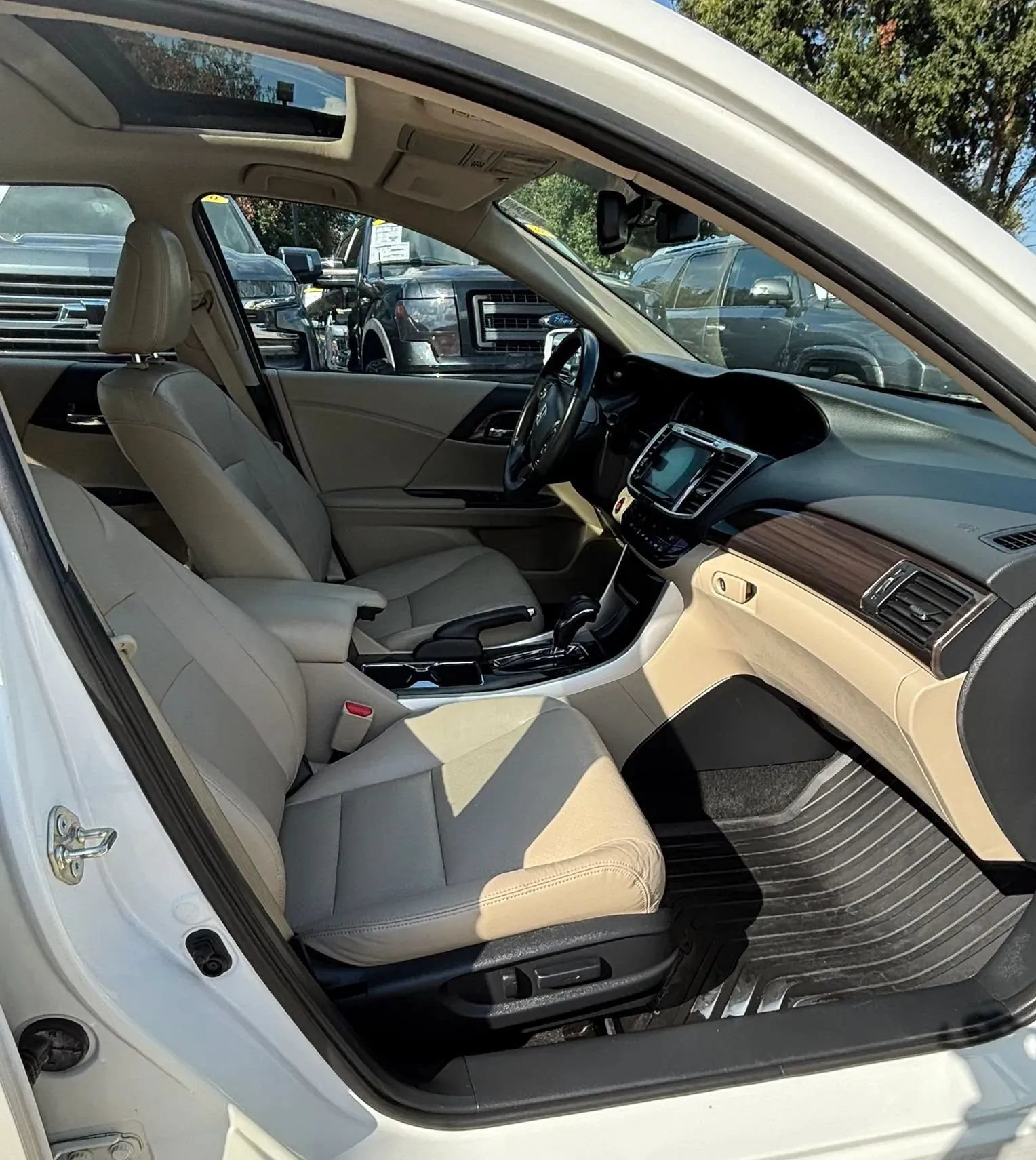 Used 2017 Honda Accord Touring image 14