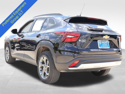 Used 2025 Chevrolet Trax LT w/ LT Convenience Package FWD image 3