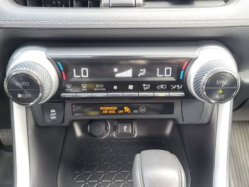 Used 2022 Toyota RAV4 LE AWD/4WD image 18