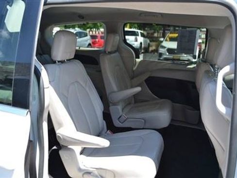 Used 2021 Chrysler Pacifica Touring-L FWD image 25
