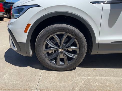 Used 2024 Volkswagen Tiguan SE w/ Panoramic Sunroof Package AWD/4WD image 16