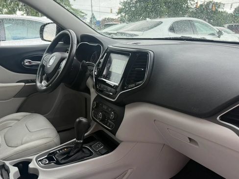 Used 2019 Jeep Cherokee Limited w/ Luxury Group FWD image 14