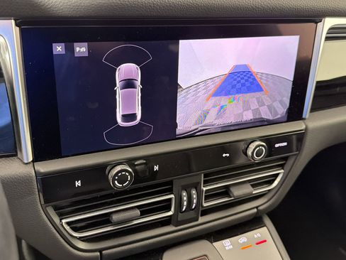 Certified 2024 Porsche Macan AWD/4WD image 26