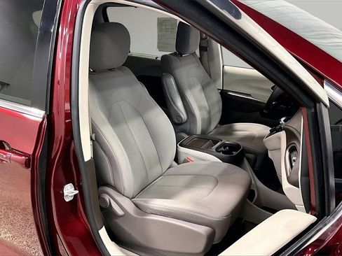 Used 2021 Chrysler Pacifica Touring image 29