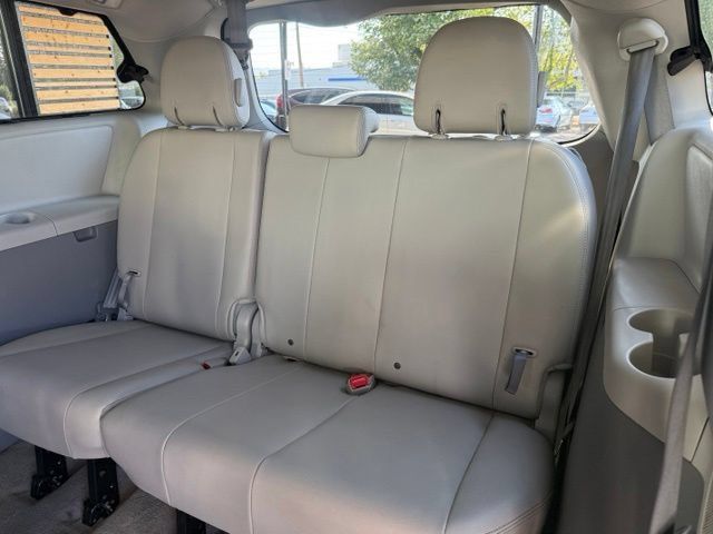 Used 2014 Toyota Sienna XLE FWD image 39