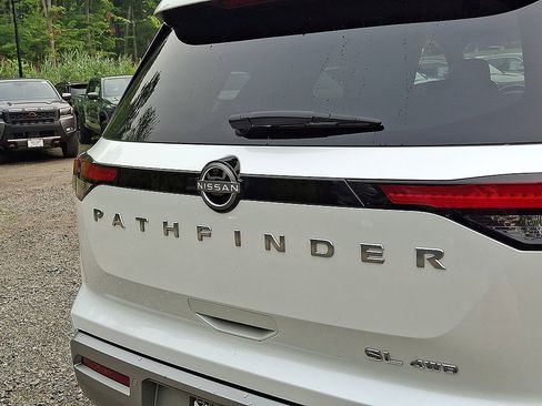 Used 2025 Nissan Pathfinder SL AWD/4WD image 24
