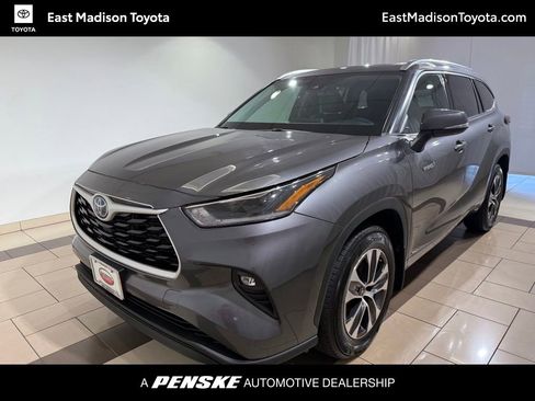 Used 2021 Toyota Highlander XLE AWD/4WD image 1
