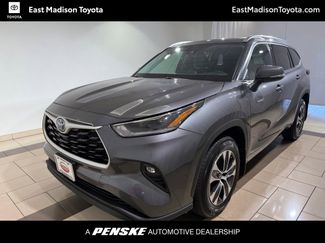 Used 2021 Toyota Highlander XLE AWD/4WD video 1