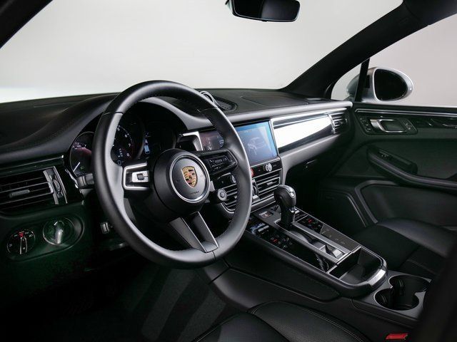 Certified 2026 Porsche Macan AWD/4WD image 4
