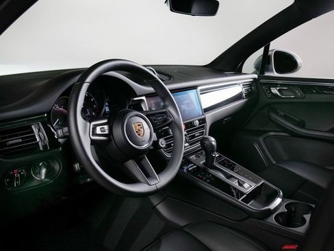 Certified 2026 Porsche Macan AWD/4WD image 4