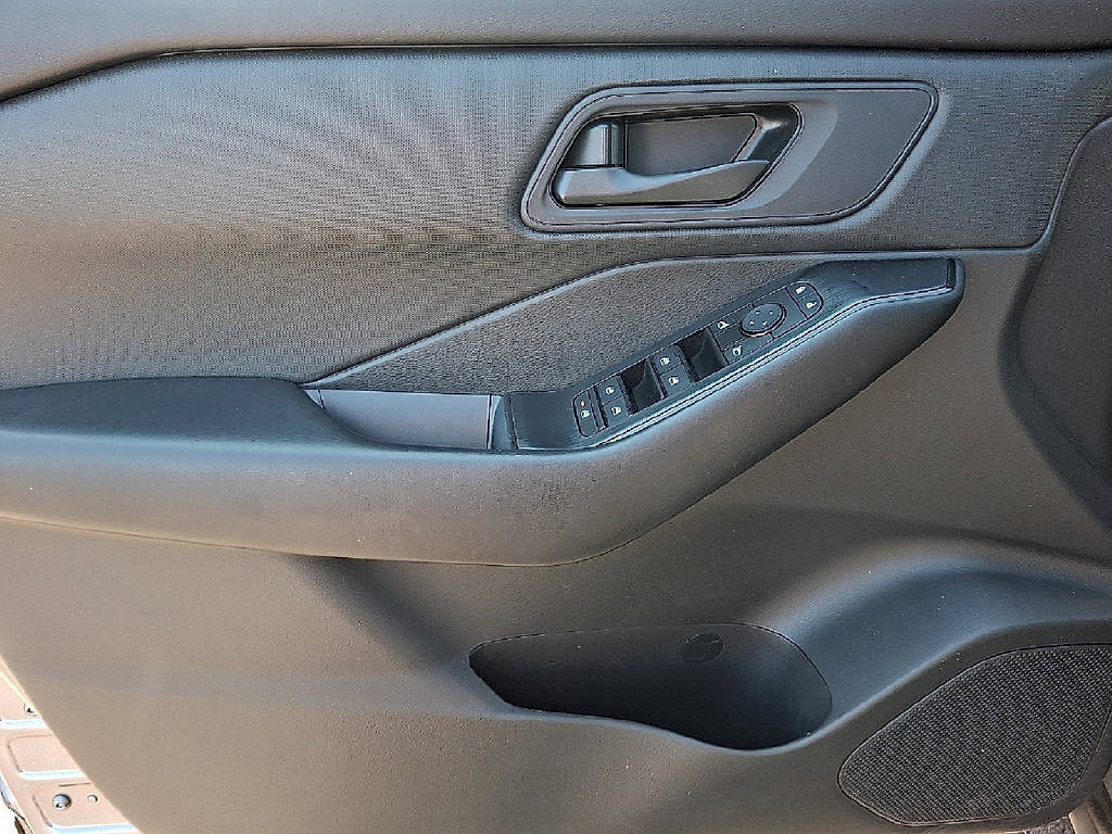 Used 2024 Nissan Rogue S AWD/4WD image 13