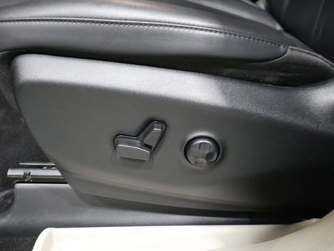 Used 2024 Chrysler Pacifica Touring-L FWD image 10