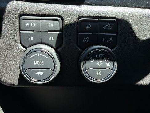 Used 2025 Chevrolet Silverado 1500 High Country w/ High Country Premium Package AWD/4WD image 30