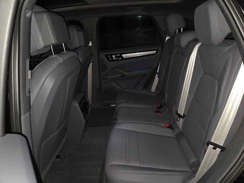 Used 2023 Porsche Cayenne Platinum Edition w/ Premium Package Plus AWD/4WD image 10
