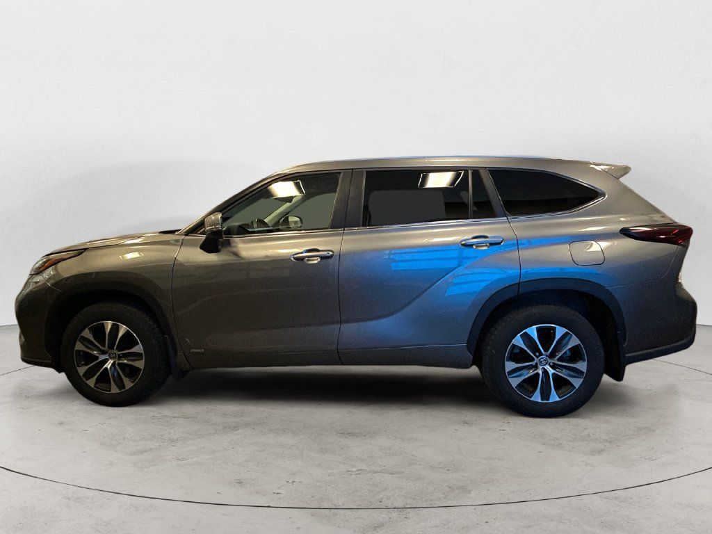 Used 2026 Toyota Highlander XLE AWD/4WD image 2