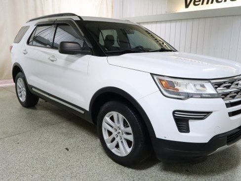 Used 2018 Ford Explorer XLT image 5