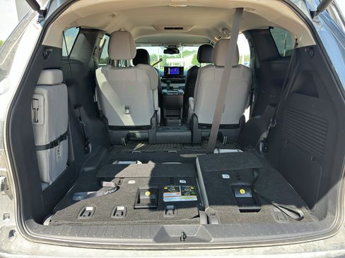 Used 2026 Toyota Sienna LE AWD/4WD image 5