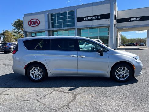 Used 2024 Chrysler Pacifica Touring-L FWD image 12