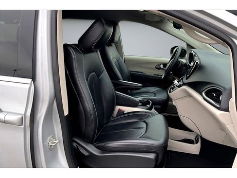 Certified 2024 Chrysler Pacifica Touring-L FWD image 9