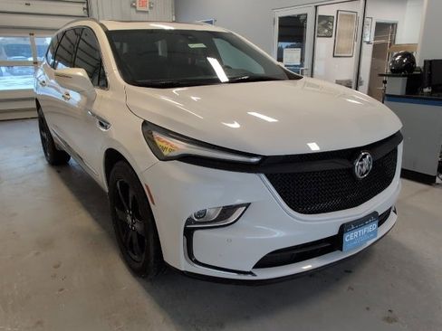 Used 2023 Buick Enclave Essence image 7