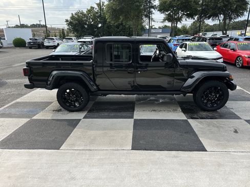 Used 2025 Jeep Gladiator Sport AWD/4WD image 3