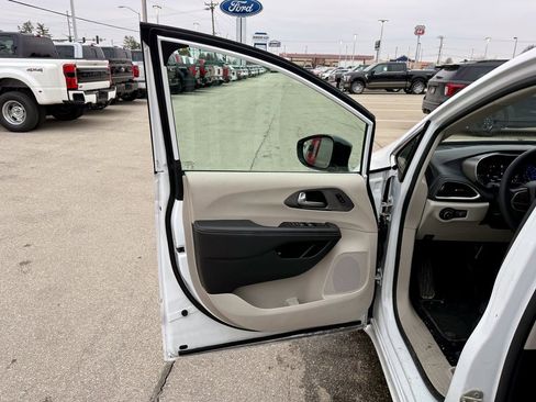 Used 2024 Chrysler Pacifica Select image 13