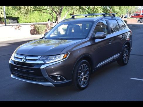 Used 2017 Mitsubishi Outlander SEL image 3