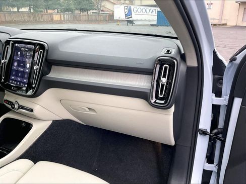 New 2026 Volvo XC40 B5 Plus w/ Protection Package Premier image 28