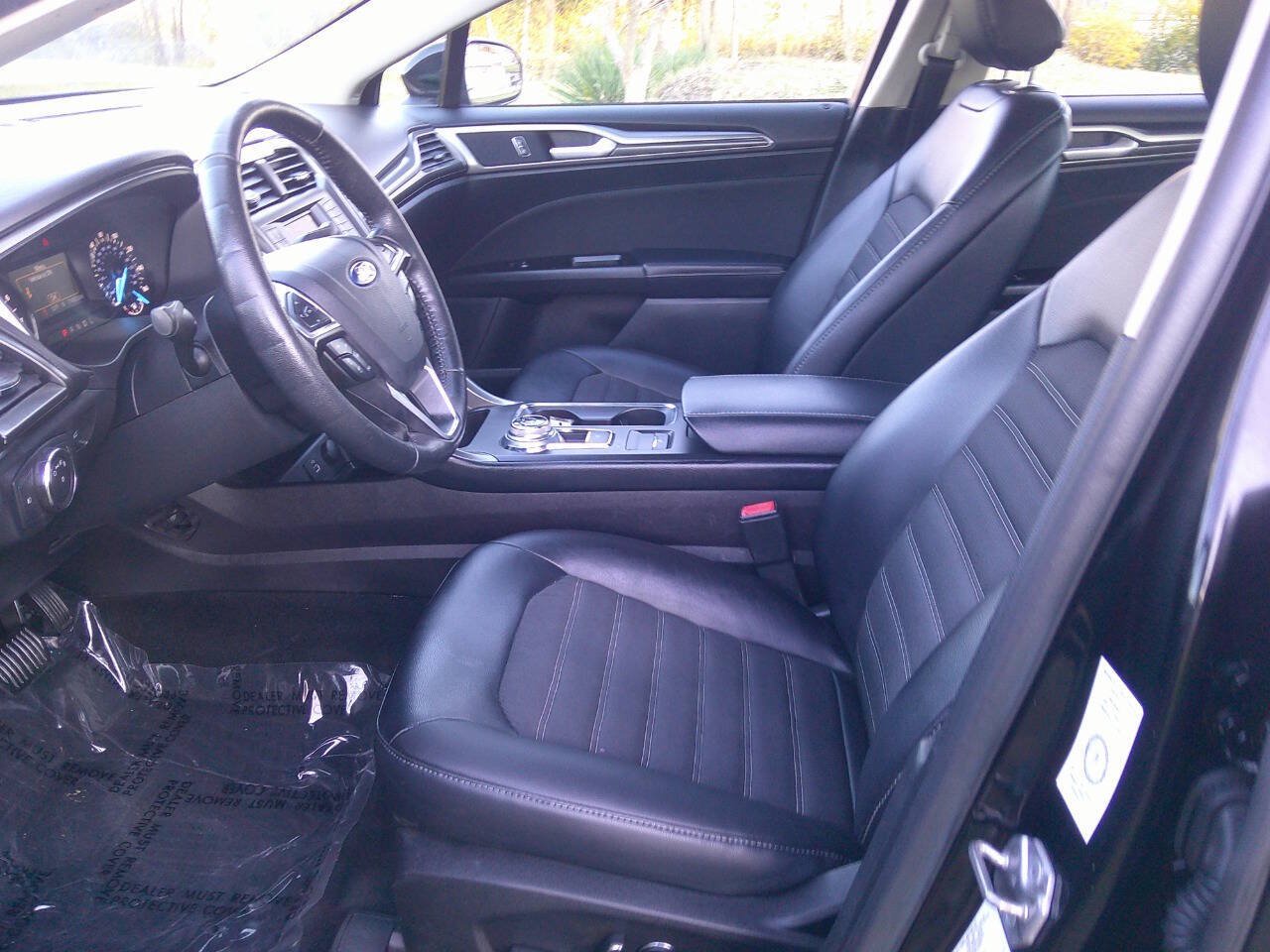 Used 2017 Ford Fusion SE w/ Equipment Group 201A FWD image 7