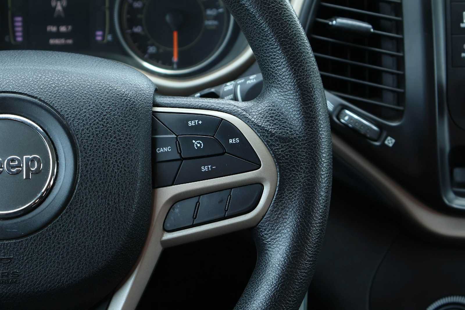 Used 2017 Jeep Cherokee Sport FWD image 23