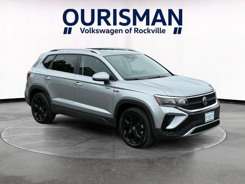 Used 2024 Volkswagen Taos SE FWD image 1
