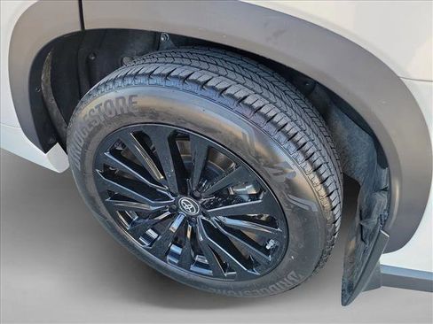 Used 2024 Toyota Highlander XSE image 12