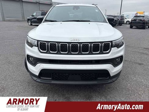 Used 2023 Jeep Compass Latitude image 2