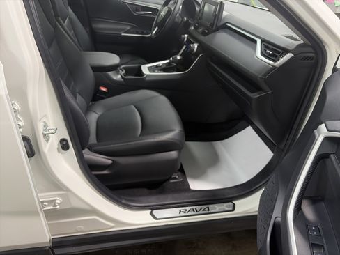 Used 2022 Toyota RAV4 XLE Premium image 33