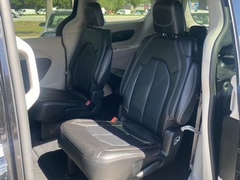 Used 2024 Chrysler Pacifica Touring-L FWD image 8