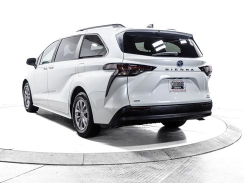 Used 2024 Toyota Sienna XLE image 9
