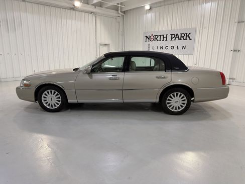 Used 2005 Lincoln Town Car Signature Limited image 2