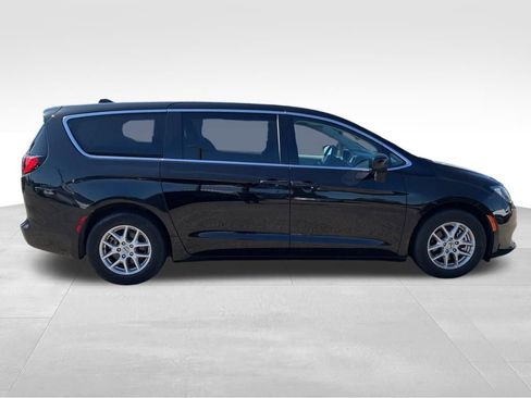 Used 2023 Chrysler Voyager LX FWD image 5