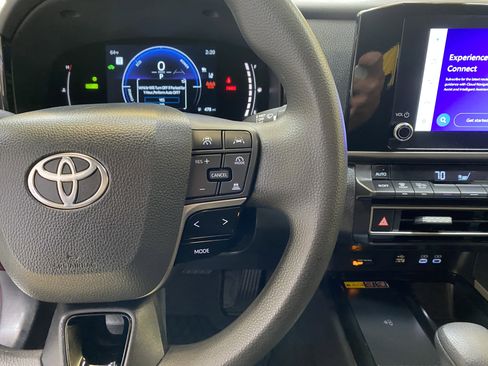 Used 2025 Toyota Camry LE image 33