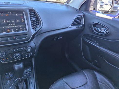 Used 2019 Jeep Cherokee Trailhawk image 18