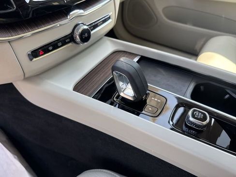 Used 2022 Volvo XC60 B5 Momentum w/ Advanced Package image 21