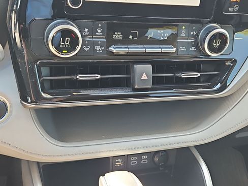 Used 2023 Toyota Highlander LE FWD image 20