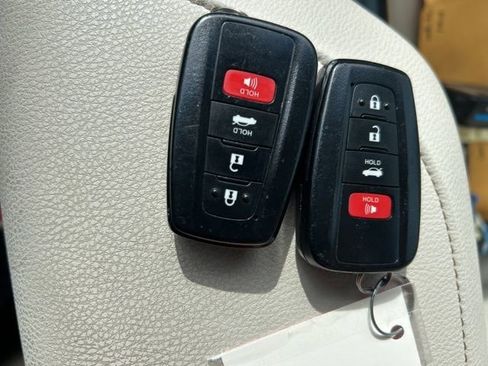 Used 2020 Toyota Camry XLE image 17