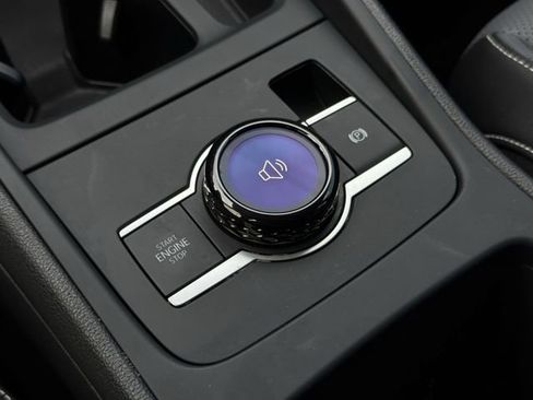 Used 2025 Volkswagen Tiguan SE image 19